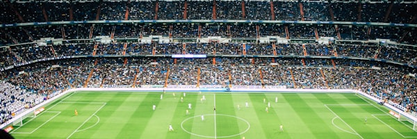 大力神杯特写剪影与足球轨迹光影效果结合的设计元素