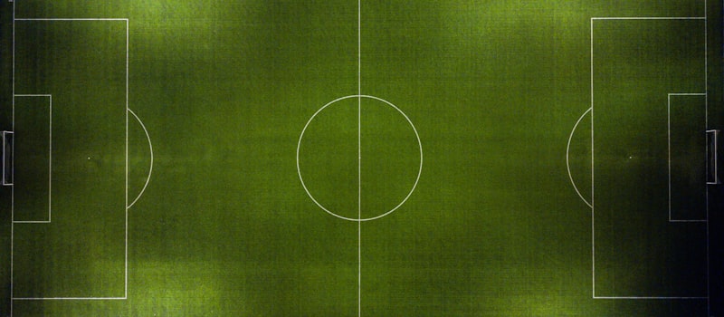 专业解说员在演播室进行多语言赛事解说工作场景